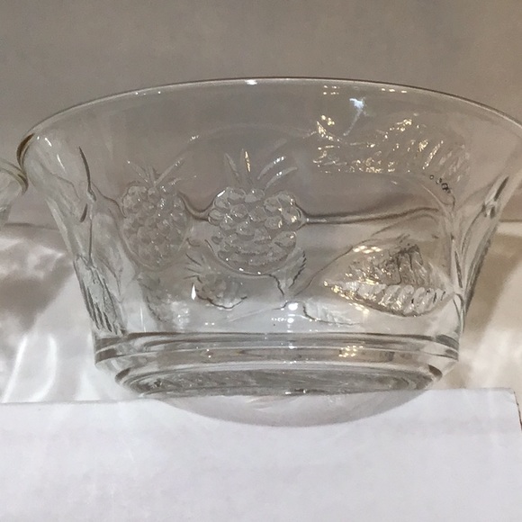Pair of elegant berry or fresh fruit bowls - Picture 4 of 6